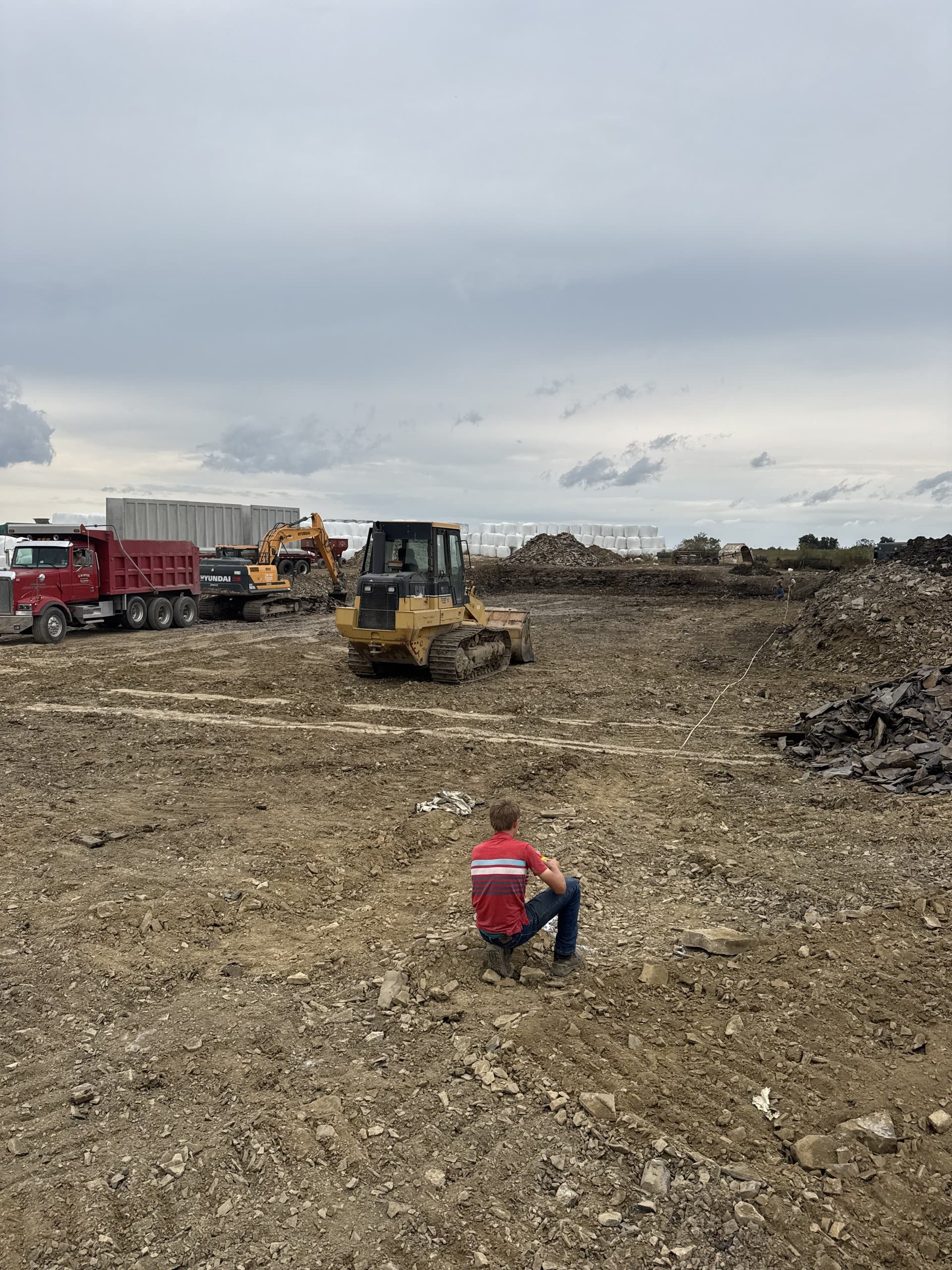 Full EW Wise crew working a multi-truck excavation